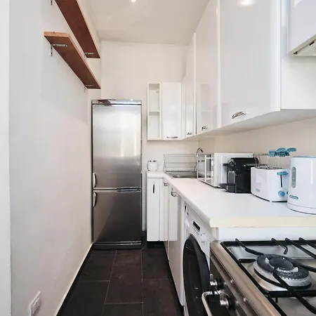 5 Minutes From The Colosseo - Free Wi-fi & Netflix Apartamento Roma